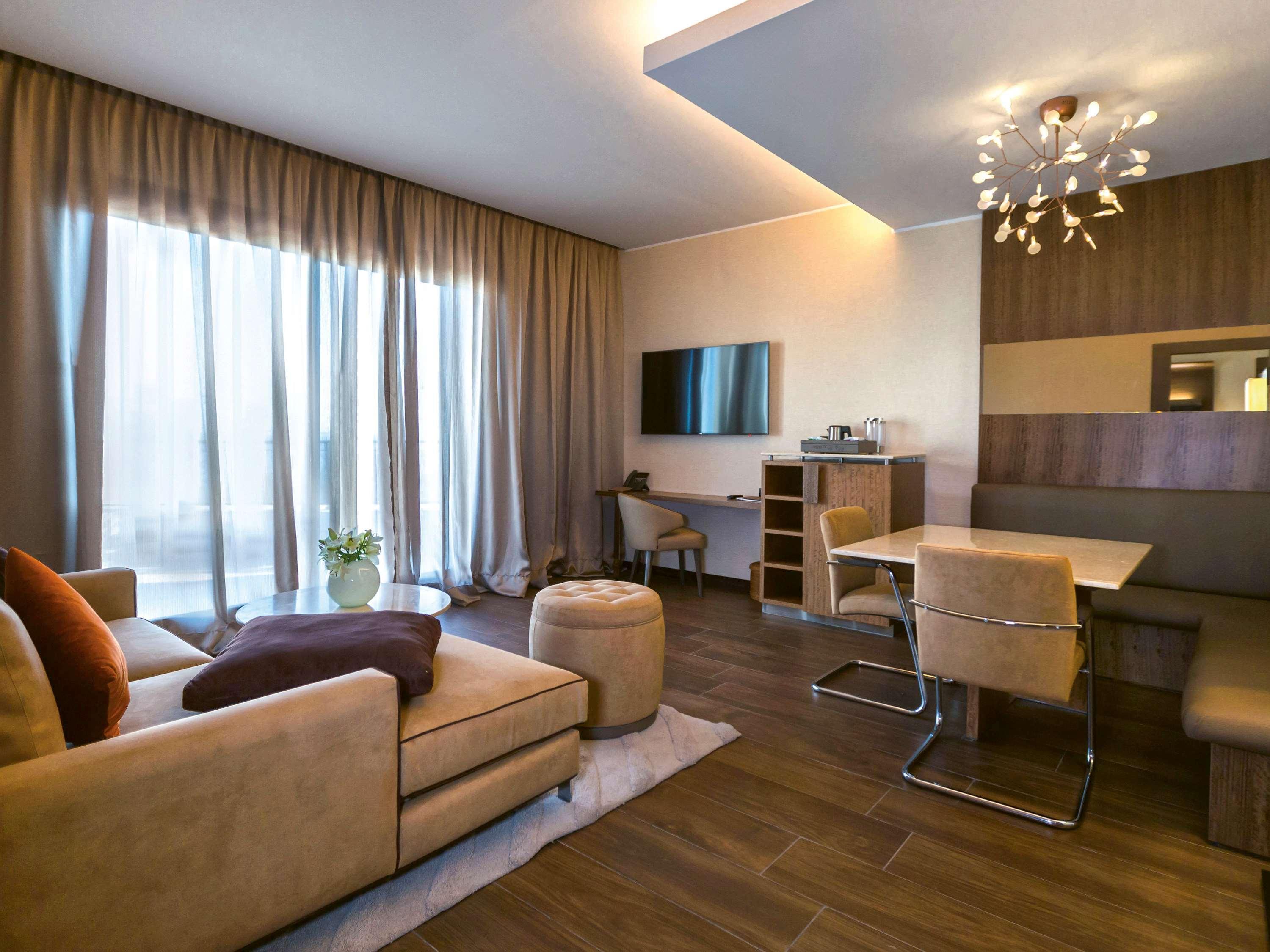 Moevenpick Hotel Du Lac Tunis Exterior photo A living room in a modern apartment