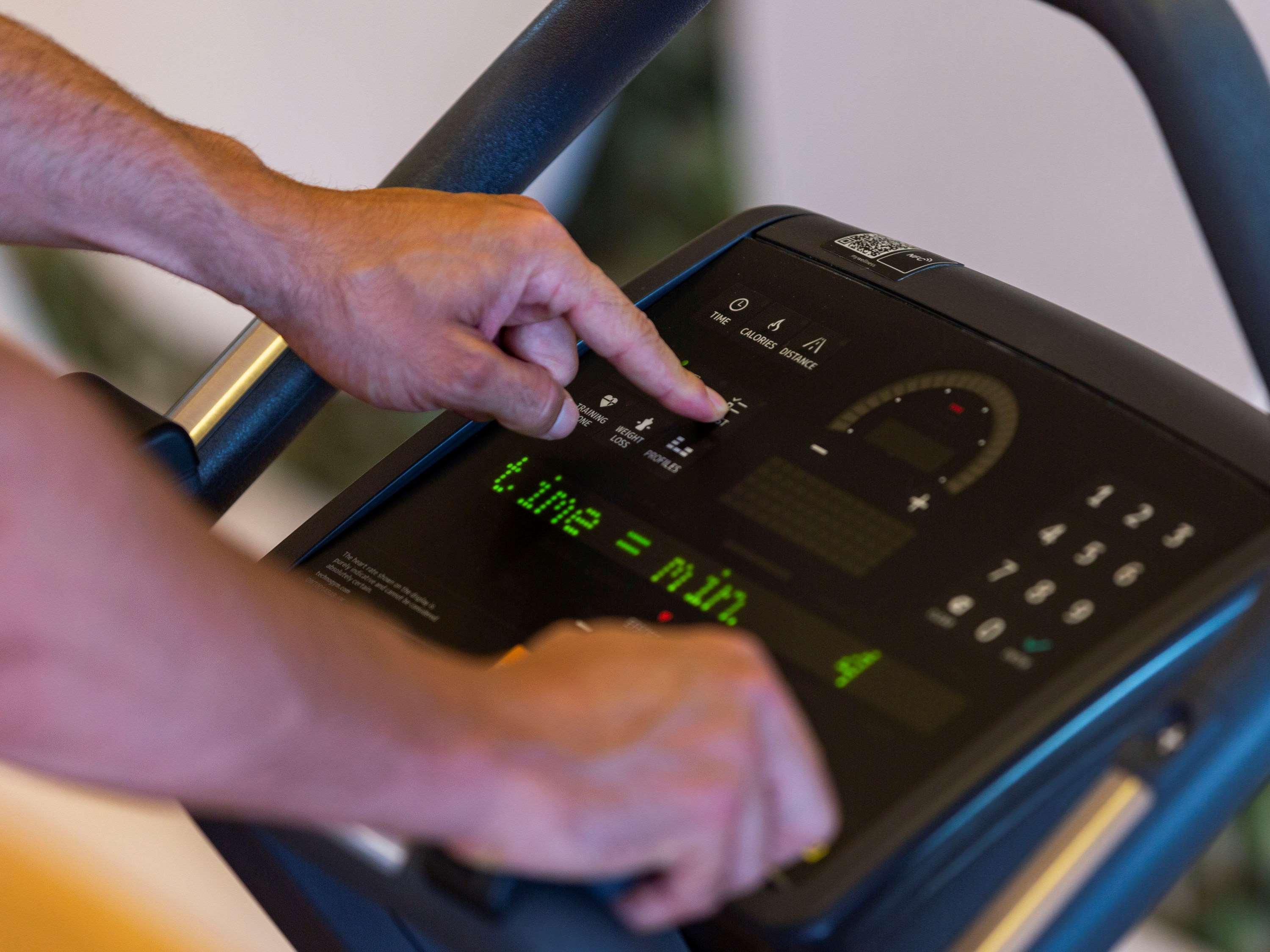 Moevenpick Hotel Du Lac Tunis Exterior photo A treadmill console