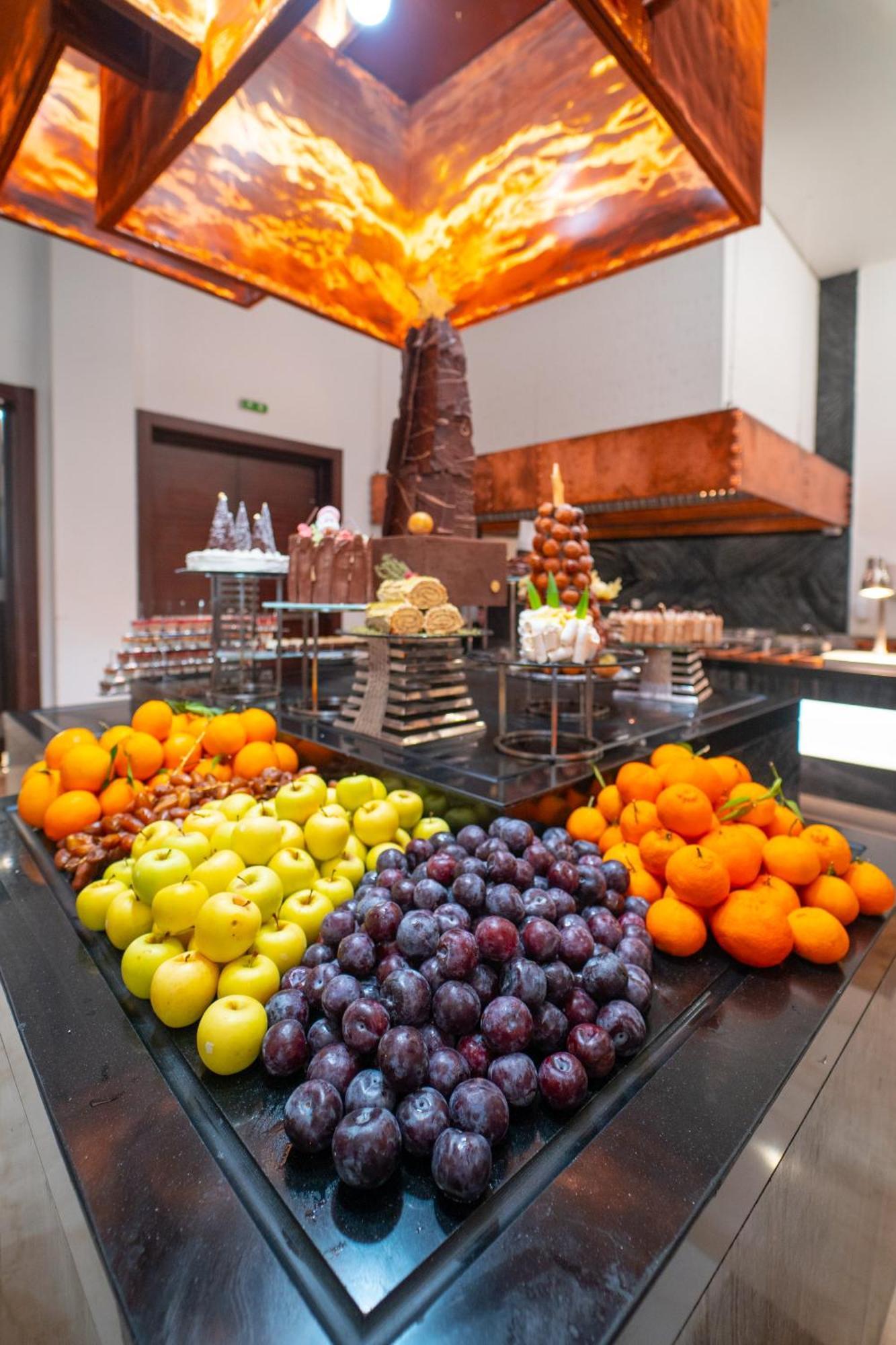 Moevenpick Hotel Du Lac Tunis Exterior photo Fruit at a buffet
